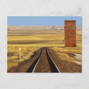 Cartão Postal Trilhos de trem levam a velho celeiro em Collins