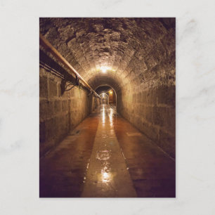 Cartão Postal Túnel de mina de sal tenuemente iluminado