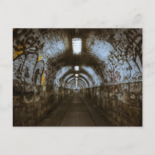 Cartão Postal Túnel subterrâneo escuro