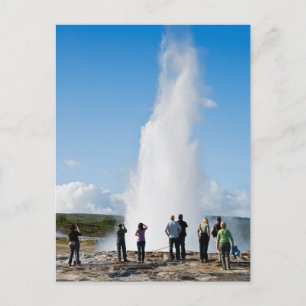 Cartão Postal Turista assistindo Strokkur