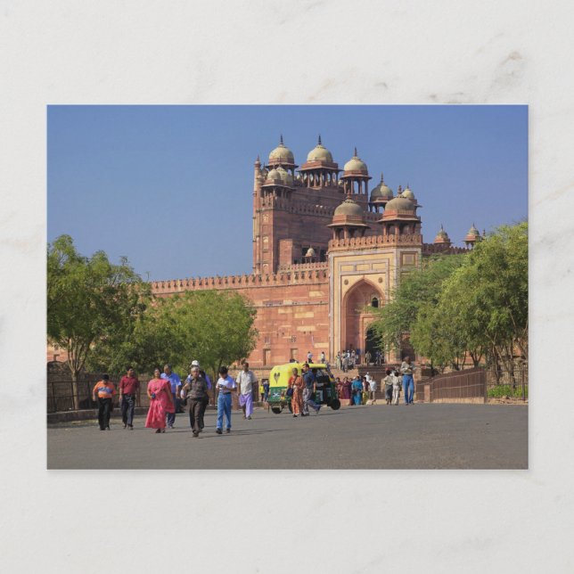 Cartão Postal Turistas em frente a Fatehpur Sikri, no (Frente)