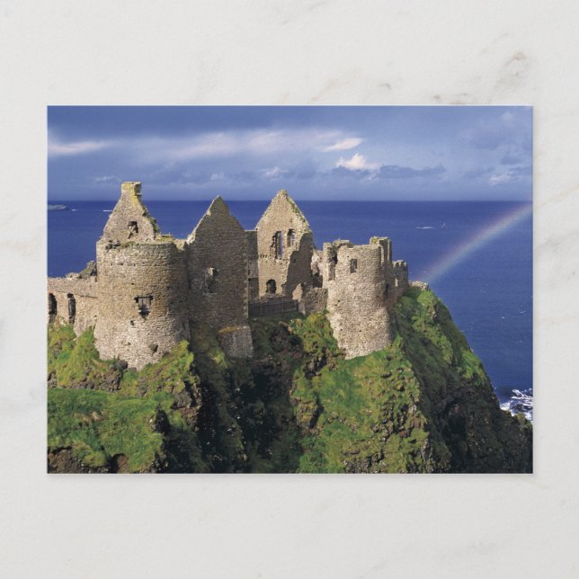 Cartão Postal Um arco-íris atinge o castelo medieval de Dunluce (Frente)