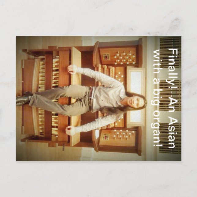 Cartão Postal um asiático com um órgão grande (Frente)