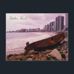 Cartão Postal Um barco naufragou na praia. Fortaleza, Brasil<br><div class="desc">Um barco enferrujado na praia de Fortaleza,  Brasil.</div>