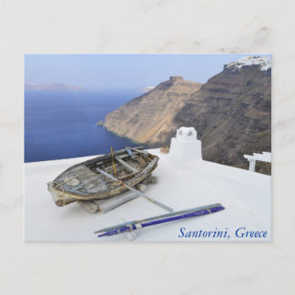 Cartão Postal Um barco velho no telhado de uma casa em Santorini