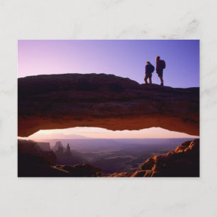 Cartão Postal Um casal observa o nascer do sol do topo da Mesa A