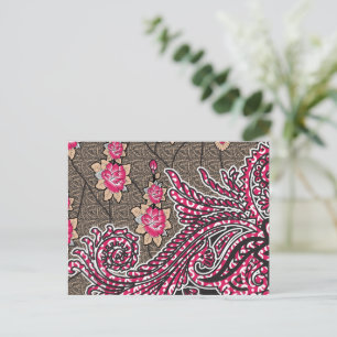 Cartão Postal um desenho de um padrão de paisley rosa e marrom