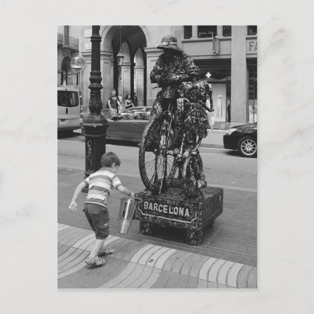 Cartão Postal Um garoto em Barcelona (Frente)