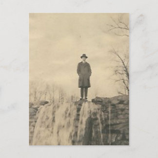 Cartão Postal Um homem num penhasco