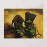 Cartão Postal Um par de Calçados de Vincent van Gogh<br><div class="desc">Um par de Calçados de Vincent van Gogh é um apos impressionismo vintage de artes plásticas, e uma pintura em vida, com um velho par de botas de trabalhadores camponeses com cadarços. O trabalhador inicializa que um agricultor pobre vestiria. Sobre o artista: Vincent Willem van Gogh era um pintor do...</div>