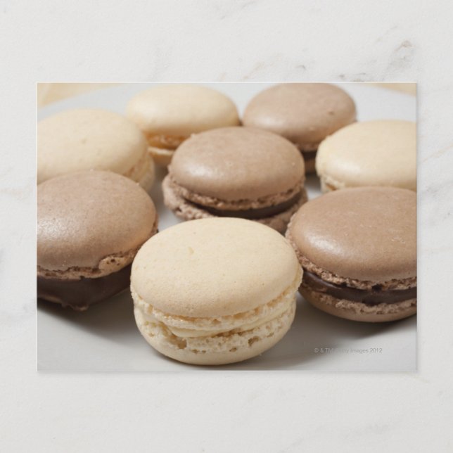 Cartão Postal Um prato de Chocolate e Vanilla Macarons, (Frente)
