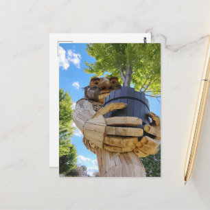 Cartão Postal Um Troll Surrealista Segura uma Árvore