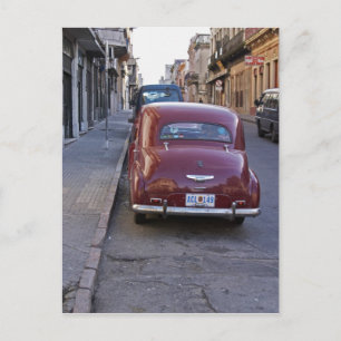 Cartão Postal Um velho carro Peugeot vermelho clássico estaciona