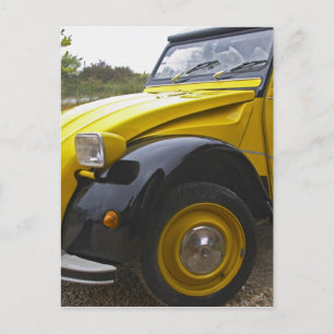 Cartão Postal Um velho Citroen 2CV 2 CV preto e amarelo,