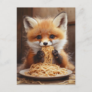 Cartão Postal Uma adorável raposa vermelha comendo espaguete