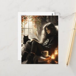 Cartão Postal Uma bruxa lê com seu gato preto em uma poltrona co