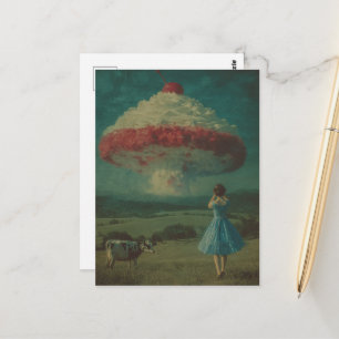 Cartão Postal Uma Explosão de Sobremesa Batida Surreal no Pasto