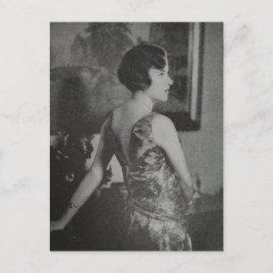 Cartão Postal Uma mulher bonita em 1930 posa para foto