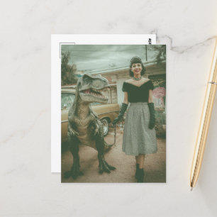Cartão Postal Uma mulher caminha com o T-Rex de estimação