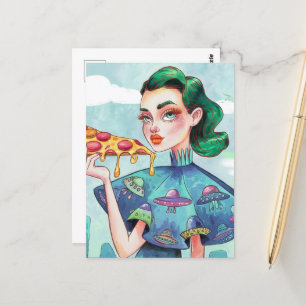 Cartão Postal Uma mulher com uma fatia de camisa OVNI de pizza