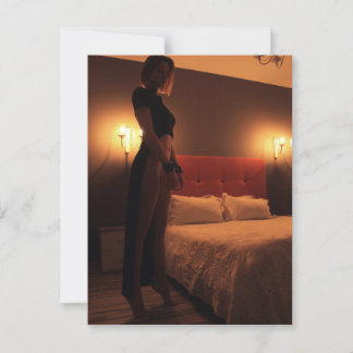 Cartão Postal Uma mulher em uma capa preta em um quarto escuro