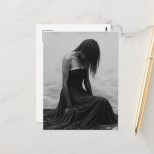 Cartão Postal Uma Mulher Triste na Água Preto e Branco
