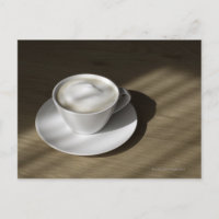 Uma xícara de café cappuccino está em um carvalho