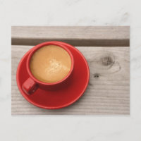 Uma xícara vermelha brilhante de café espresso em
