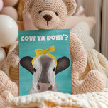Cartão Postal Vaca Ya Doin? Vaca em Arco<br><div class="desc">A mensagem "Cow Ya Doin'?" que aparece na frente deste cartão postal pode ser personalizada com seu próprio texto. Aparecem em letras brancas a negrito sobre uma ilustração fofa de uma vaca que veste um arco amarelo contra um fundo azul-turquesa. O reverso é vazio, exceto para um gráfico de flores...</div>