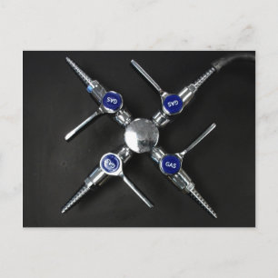 Cartão Postal Válvulas de gás de laboratório no banco de laborat