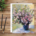 Cartão Postal Vase das Flores Claude Monet<br><div class="desc">Cartaz de arte fino com a pintura de natureza morta,  Vase of Flowers (1881-1882),  de Claude Monet (1840-1926). Um vaso azul em uma mesa com flores cor-de-rosa silvestre no estilo impressionista.</div>