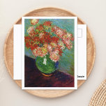 Cartão Postal Vase de Chrysanthemums Claude Monet<br><div class="desc">Cartaz de belas artes com a pintura impressionista Vase of Chrysanthemums (1882),  por Claude Monet (1840-1926). Uma bela vida de mães vermelhas florescentes num vaso verde.</div>