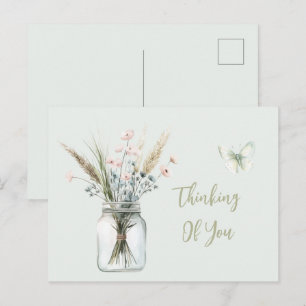 Cartão Postal Vaso de Flores Azuis Blush Borboleta Pensando em V