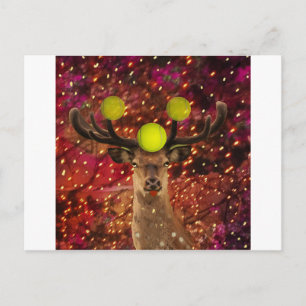 Cartão Postal Veado com bolas de tênis numa floresta brilhante.