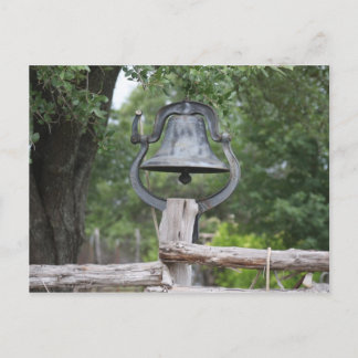 Cartão Postal Velho Bell em uma Cerca