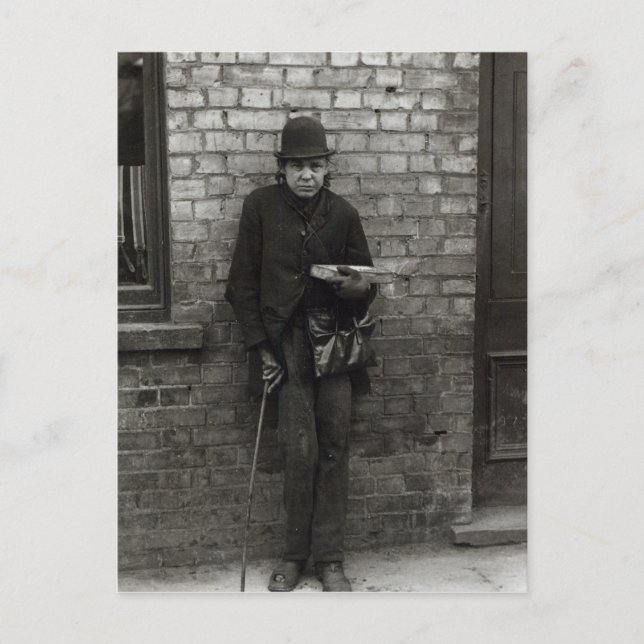 Cartão Postal Vendedora de Fósforos. c.1900 (Frente)