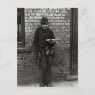 Cartão Postal Vendedora de Fósforos. c.1900