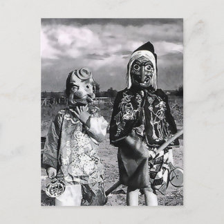 Cartão Postal Véspera de Hallow em Máscaras do Ano Passado