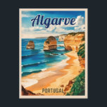 Cartão Postal Viagens vintage Algarve Portugal costeiro costeiro<br><div class="desc">Entra na era do ouro com este cartão-postal inspirado no vintage que celebra Algarve,  Portugal. Apresentando penhascos com beija-sol e águas turquesas,  esta peça captura o charme e a aventura da região.</div>