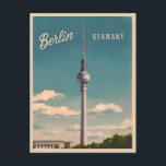 Cartão Postal Viagens vintage Berlim Alemanha Retrospectiva<br><div class="desc">Entra no coração vibrante da capital alemã com este design de inspiração retrô cativante,  inspirado na viagem,  com o Fernsehturm. Infundido com vibrações nostálgicas e charme vintage,  este design captura um dos marcos mais icônicos de Berlim num retrorreflector que lembra posteres de viagens clássicos de ontem.</div>