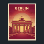Cartão Postal Viagens vintage Berlin Brandenburg Gate Alemanha<br><div class="desc">Entra na rica história de Berlim com esta design de inspiração retroviagem com a icônica Portão de Brandemburgo. Infundido com nostalgia e charme safado,  esse design capta a essência desse marco histórico em uma estética retrorreflectora que lembra posteres de viagens clássicos de ontem.</div>