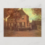 Cartão Postal Vicarage em Nuenen por Vincent van Gogh<br><div class="desc">Vicarage em Nuenen (1885), por Vincent van Gogh, é um Apos impressionismo de pintura diária arquitetônica de arte. Uma casa residencial em um bairro tranquilo com um grupo de pessoas prestes a bater na porta da frente e árvores crescendo no pátio. Uma vigília é onde vive um vigário (representante de...</div>