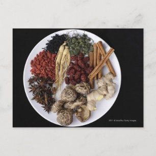 Cartão Postal Vida estática de bastões de canela e raízes de gen