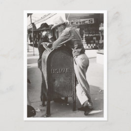 Cartão Postal Vintage cowboy inclinado na caixa de correio na ru