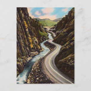 Cartão Postal Vintage Highway e River através das montanhas