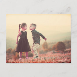 Cartão Postal vintage personalizável beijando crianças sob sol
