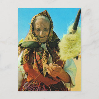 Cartão Postal Vintage Portugal, Minho, velha senhora girando