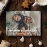 Cartão Postal Vintage Season saúda foto de Natal<br><div class="desc">Saudações da temporada! Uma tipografia moderna para esta coleção de cartões com fotos de Férias. Para personalizar com a sua imagem de família favorita. Você também pode mudar facilmente a cor da fonte e o plano de fundo para o seu gosto.</div>
