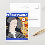 Cartão Postal Visite Pensilvânia | Viagens vintage<br><div class="desc">Visite Pensilvânia, Onde Os Figurinos Pré-Revolucionários Ainda Sobrevivem | Esta poster de viagens vintage de Katherine Milhous promove a Pensilvânia como um destino rico em patrimônio histórico. A poster apresenta um retrato de uma mulher vestida com uma elegante fantasia do século XVIII, com detalhes intrincados destacando o traje colonial. Atrás...</div>