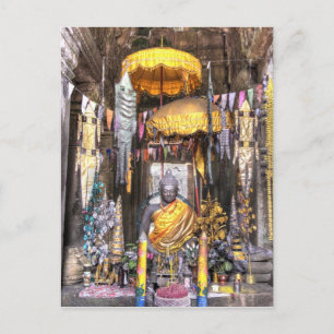 Cartão Postal Vista da área do altar dentro do templo budista,